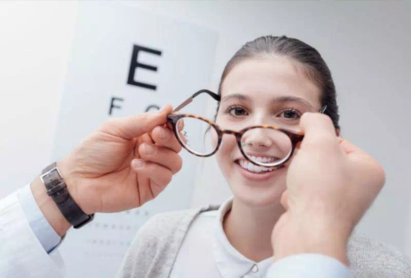انواع عمل های اصلاحی چشم و برداشتن عینک